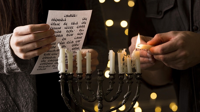 bougies allumees dans une eglise